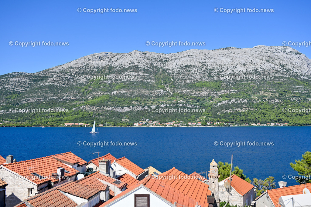 Kroatien_ Korcula_ Insel in Sueddalmatien_ Korcula Stadt_ 13.09.2024-88 | 13.09.2024, Kroatien, HRV, Korcula, Insel in Sueddalmatien, Korcula Stadt im Bild Hafen, Hafenansichten, Boot, Boote, Schiff, Schiffe, Gebauede, Adria, Meer, Stadtansichten, Altstadt, Marco Polo, Museum, Touristen, Souvenier, Restaurant, KonobaKorcula - Schwarzes Korfu - benannt nach den dunklen Kiefernwaeldern, ist eine zu Kroatien gehoerende Insel in der Adria vor der Kueste Sueddalmatiens. Zugleich ist sie Teil des Dinarischen Gebirges. Quelle: Wikipedia