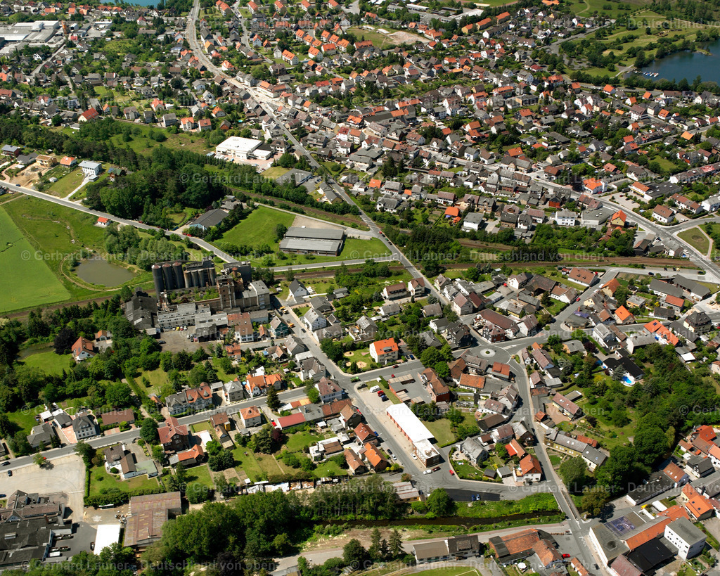2638311 | VIENENBURG 06.08.2006 Wohngebiet der Mehrfamilienhaussiedlung  in Vienenburg im Bundesland Niedersachsen, Deutschland // Residential area of the multi-family house settlement  in Vienenburg in the state Lower Saxony, Germany Foto: Gerhard Launer