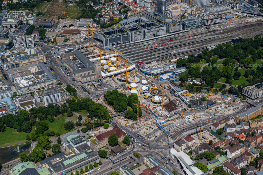 4034686 | STUTTGART 22.07.2020 Bauarbeiten zum Verkehrs- und Städtebauprojekt " Stuttgart 21 " am Hauptbahnhof im Ortsteil Stadtzentrum in Stuttgart im Bundesland Baden-Württemberg. Weiterführende Informationen bei: DB Netz AG,  Deutsche Bahn AG,  Ed. Züblin AG,  GODEL-BETON GmbH,  HTG Ingenieurbüro für Bauwesen GmbH,  Ingenhoven architects GmbH,  SÜLZLE Stahlpartner GmbH,  Vössing Ingenieurgesellschaft mbH. // Building of the main station of the railway and construction site for the development project "Stuttgart 21" in the district Stadtzentrum in Stuttgart in the state of Baden-Wurttemberg. Further information at: DB Netz AG,  Deutsche Bahn AG,  Ed. Zueblin AG,  GODEL-BETON GmbH,  HTG Ingenieurbuero fuer Bauwesen GmbH,  Ingenhoven architects GmbH,  SUeLZLE Stahlpartner GmbH,  Voessing Ingenieurgesellschaft mbH. Foto: Gerhard Launer