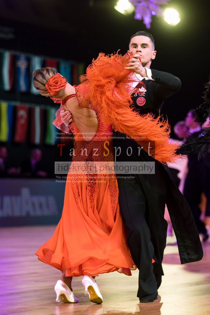 20241215_WDSF_Int_Open_Std-Riga-9216 | Tanzsportbilder, Standardtanz, Lateintanz, WDSF, DTV, LTVB, dancecomp, goc, hessen tanzt, blaues band der spree, walzer, tango, wiener walzer, slowfox, quickstepp, samba, rumba, cha-cha-cha, paso doble. jive, hd-kroft photography, turniertanzsport