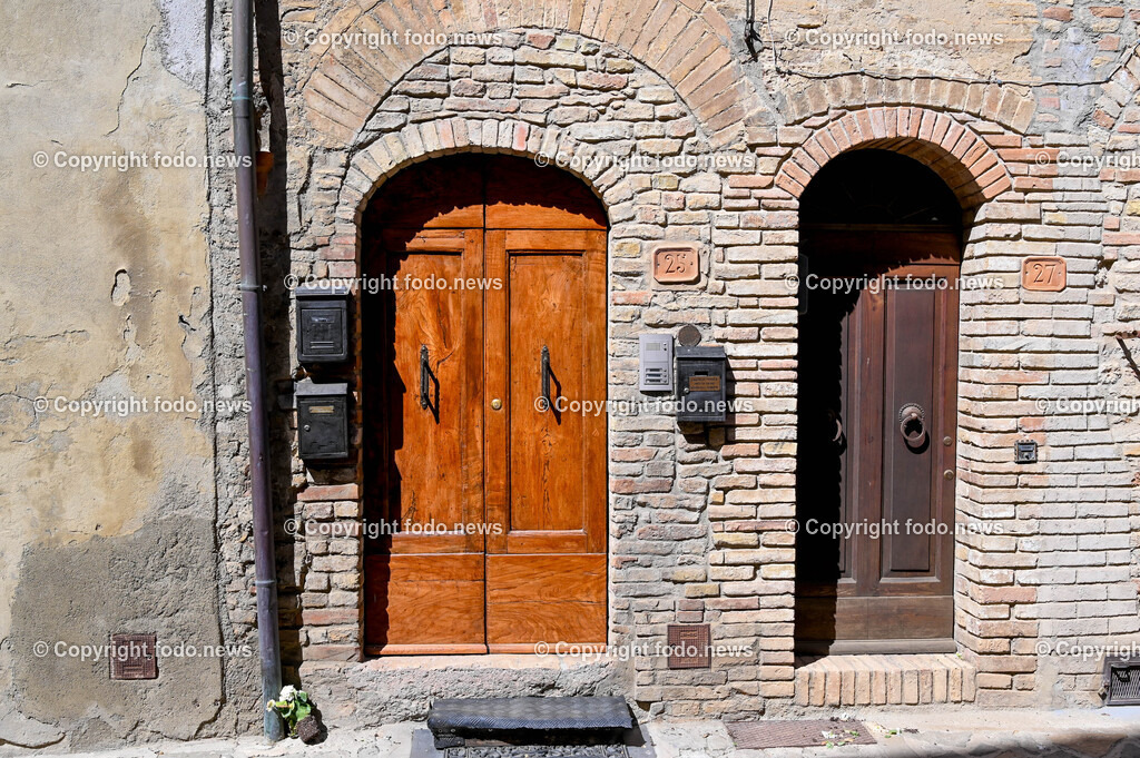 Italien_ Toskana_ San Gimignano_ 31.05.2024-167 | 31.05.2024, Italien, ITA, Toskana, San Gimignano im Bild Stadtansichten Gebäude, Architektur, Touristen, Historisch, Souvenir, Ansichten der berühmten Stadt San Gimignano in der Toskana-Italien - View of the famous town San Gimignano in Tuscany-ItalySan Gimignano ist eine italienische Kleinstadt in der Toskana mit einem mittelalterlichen Stadtkern. San Gimignano wird auch die Stadt der Türme genannt. Die Stadt liegt in der Provinz Siena. Sie gehört neben Florenz, Siena und Pisa zu den von Touristen meist besuchten Zielen in der Toskana.