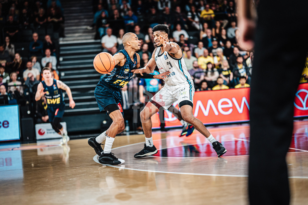 Basketball | Männer | Saison 2024/2025 | easyCredit Basketball Bundesliga | 4. Spieltag | Veolia Towers Hamburg vs. EWE Baskets Oldenburg | 06.10.2024 | Geno Crandall (#9, EWE Baskets Oldenburg) und Jordan Barnett (#21, Veolia Towers Hamburg)