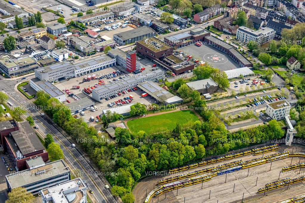 Essen240400583Feuerwehr | Luftbild, Hauptfeuerwehrwache der Berufsfeuerwehr Essen, Verabschiedung eines Feuerwehrmannes in den Ruhestand, Feuerwehrleute stehen zusammen mit Einsatzfahrzeugen, Feuerwehrautos, Essen, Ruhrgebiet, Nordrhein-Westfalen, Deutschland