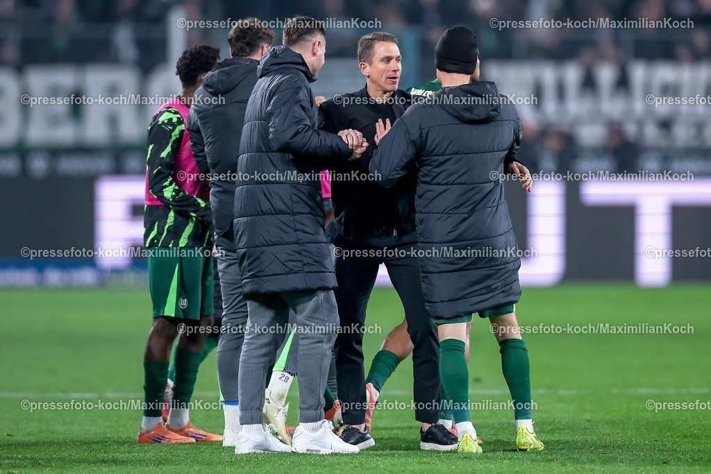 BMG13122502209 | 13.12.2025, Fußball, Borussia Mönchengladbach - VfL Wolfsburg, 1. Fußball Bundesliga, 14.Spieltag, Borussia-Park, Saison 2025 2026: Interimstrainer Daniel Bauer (VfL Wolfsburg #hc) stürmt nach dem Sieg glücklich auf das Spielfeld   DFB regulations prohibit any use of photographs as image sequences and or quasi-video.