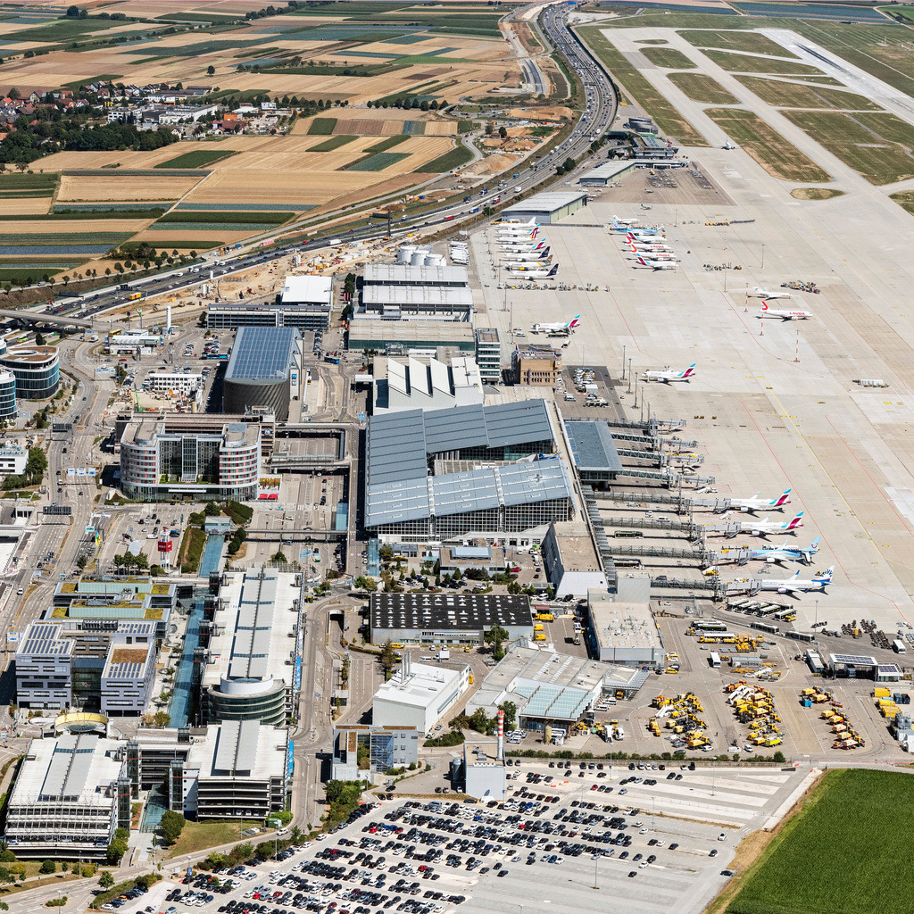 dr__0057857.jpg | STUTTGART 06.08.2020 Abfertigungs- Gebäude und Terminals auf dem Gelände des Flughafen in Stuttgart im Bundesland Baden-Württemberg, Deutschland. Weiterführende Informationen bei: Flughafen Stuttgart GmbH. // Dispatch building and terminals on the premises of the airport in Stuttgart in the state Baden-Wurttemberg, Germany. Further information at: Flughafen Stuttgart GmbH. Foto: Daniel Reiter