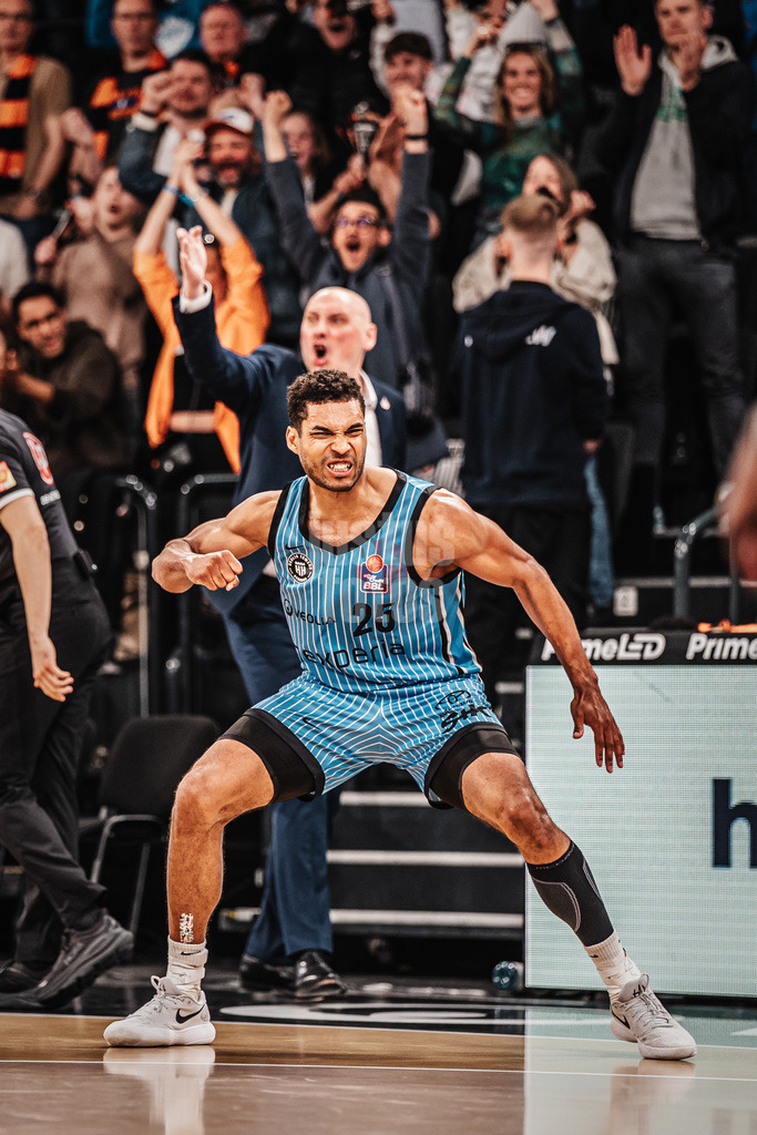 Basketball | Männer | Saison 2025/2026 | easyCredit Basketball Bundesliga | 13. Spieltag | Veolia Towers Hamburg vs. Rostock Seawolves | 22.04.2026 | Kenneth Ogbe (#25, Veolia Towers Hamburg) jubelt nach einem entscheidenden Dreier