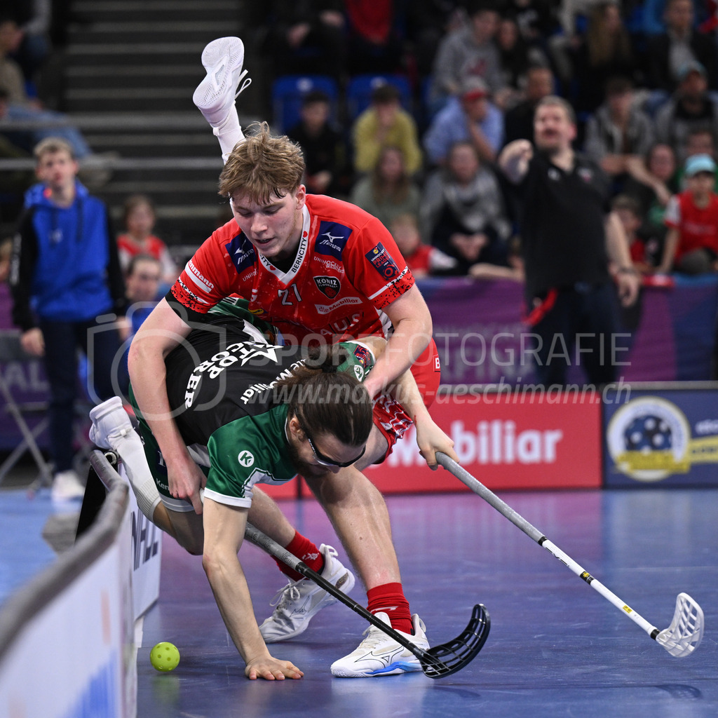 SV Wiler-Ersigen vs Floorball Köniz - 15. April 2023 | SV Wiler-Ersigen vs Floorball Köniz
Stimo Arena, Kloten
David Hermle (#21 Floorball Koeniz) gegen Michal Dudovic (#4 SV Wiler-Ersigen).
Bild: Sportfotografie Markus Aeschimann | www.markus-aeschimann.ch - Realisiert mit Pictrs.com