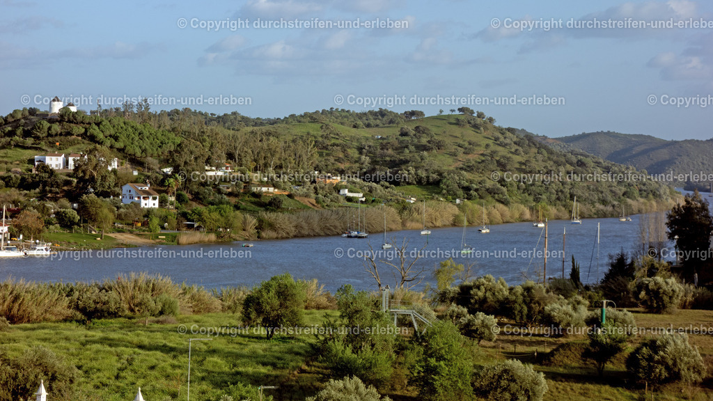 Rio Guadiana bei Alcoutim mit Blick auf zwei Windmühlen | Alcoutim ist eine Kleinstadt und ein Kreis mit 2523 Einwohnern in Portugal, im Distrikt Faro. Sie liegt im äußersten Nordosten der Algarve am hier zu sehenden Grenzfluss Guadiana. Auf der anderen Seite liegt Spanien. - Realisiert mit Pictrs.com