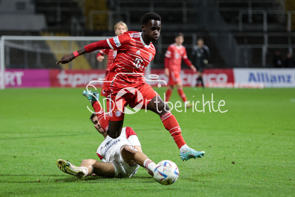 FC Bayern Amateure - 1. FC Nuernberg II | Mamin SANYANG (FCB #26) im Duell mit Leonardo VONIC (FCN #23)