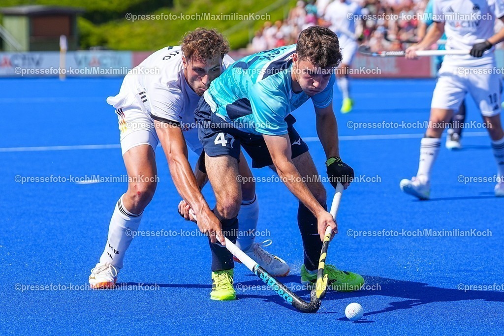xydrx10082503022 | 10.08.2025, xydrx, Herren EuroHockey Championship 2025, Gruppenphase, Gruppe B, England - Deutschland, Sparkassenpark Mönchengladbach: Ben Fox (Englische Feldhockey Nationalmannschaft #47) im Zweikampf gegen Moritz Ludwig (Deutsche Feldhockey Nationalmannschaft #44)