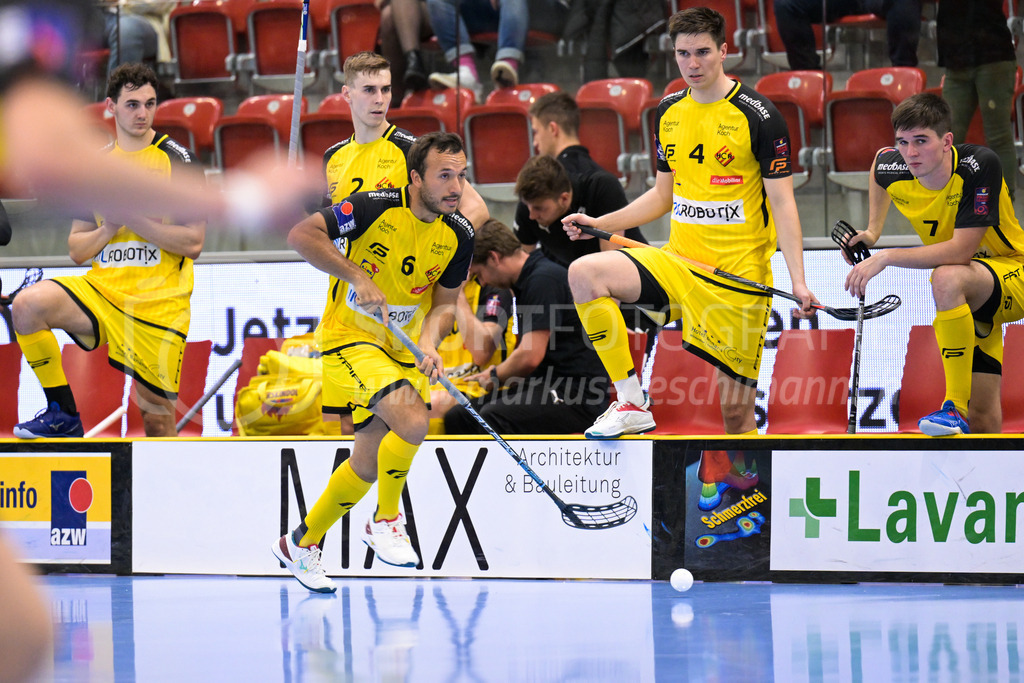 HC Rychenberg vs UHC Uster - 14. October 2022 | HC Rychenberg vs UHC Uster
AXA Arena, Winterthur
Sämi Gutknecht (#6 HC Rychenberg) vor der HCR-Bank mit Nicola Bischofberger (#2 HC Rychenberg), Nils Conrad (#4 HC Rychenberg) und Levin Conrad (#7 HC Rychenberg).
Bild: Sportfotografie Markus Aeschimann | www.markus-aeschimann.ch - Realisiert mit Pictrs.com