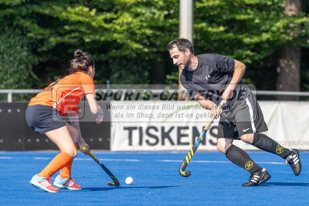 SFE_20240817_0033 | Krefeld, Deutschland, 17.08.2024:  European Cup for Recreational Hockey Players im KTHC Stadion Rot-Weiss Köln Tennis and Hockey Club am 17.08.2024 in Krefeld, Deutschland. (Foto von Stephan Fehrmann)Krefeld, Germany, 17.08.2024: European Cup for Recreational Hockey Players in KTHC Stadion Rot-Weiss Köln Tennis and Hockey Club at 17.08.2024 in Krefeld, Deutschland. (Foto from Stephan Fehrmann)