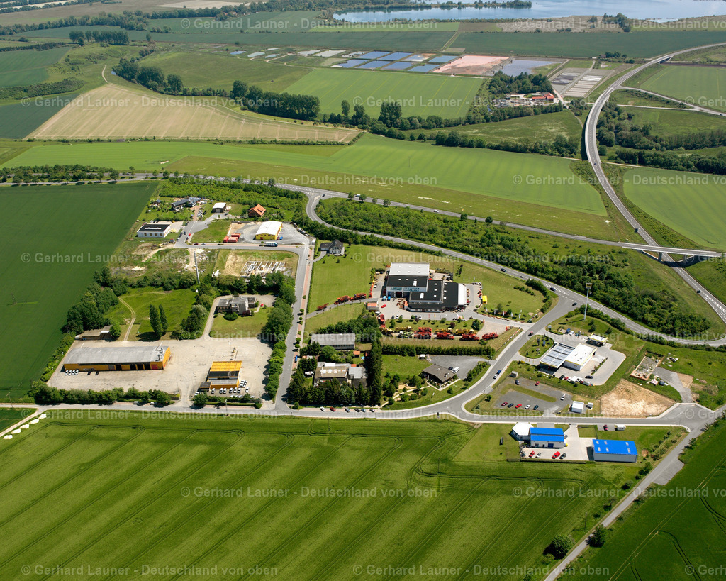 2638209 | SCHLADEN 09.06.2006 Gehöft und Bauernhof- Nebengebäude am Rand von landwirtschaftlich genutzten Feldern  in Schladen im Bundesland Niedersachsen, Deutschland // Homestead and farm outbuildings on the edge of agricultural fields  in Schladen in the state Lower Saxony, Germany Foto: Gerhard Launer