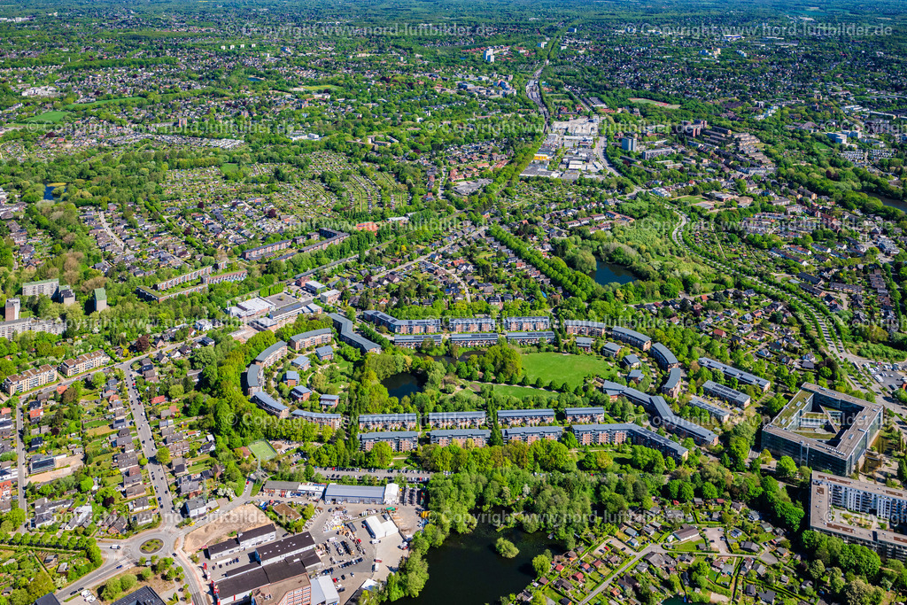 Hamburg_Farmsen_Wohnanlage_Trabrennbahn_Farmsen_Max_Herz_Ring_ELS_3786010525 | HAMBURG 01.05.2025 Blick auf den Wohnpark im Grünen auf dem Gelände der ehemaligen Trabrennbahn Farmsen am Max-Herz-Ring im Stadtteil Farmsen-Berne in Hamburg. // View of the residential area Wohnpark im Gruenen at the area of the former harness racing track Farmsen at Max-Herz-Ring in the district Farmsen-Berne in Hamburg. Foto: Martin Elsen
