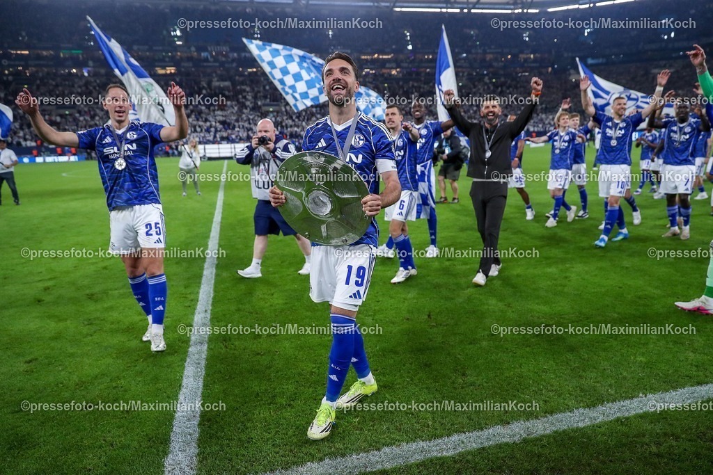 S0417052602031 | 17.05.2026, Fußball, FC Schalke 04 - Eintracht Braunschweig, 34. Spieltag, 2. Fußball Bundesliga, Veltins-Arena Gelsenkirchen, Saison 2025 2026: Schalke 04 ist Meister der 2. Bundesliga. Die Mannschaft gewinnt die Meisterschaft und steht jubelnd auf dem Spielfeld. Freude und Emotionen nach dem Sieg. Nikola Katic&nbsp;(Schalke04 #25) Kenan Karaman&nbsp;&nbsp;(Schalke04 #19) mit der Meisterschale Cheftrainer Miron Muslic (Schalke04)   DFB regulations prohibit any use of photographs as image sequences and or quasi-video.