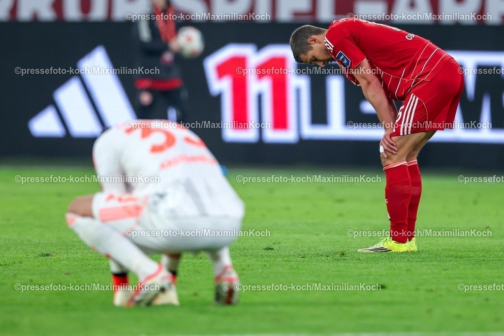F9510042601133 | 10.04.2026, Fußball, Fortuna Düsseldorf - Holstein Kiel, 2. Fußball Bundesliga, Herren, Merkur Spiel-Arena, 29. Spieltag, Saison 2025 2026: enttäuscht Enttäuschung nach der 1:2 Niederlage bei Fortuna -  Torwart Florian Kastenmeier&nbsp;(Fortuna Düsseldorf #33) Tim Oberdorf&nbsp;(Fortuna Düsseldorf #15)  DFB regulations prohibit any use of photographs as image sequences and or quasi-video.