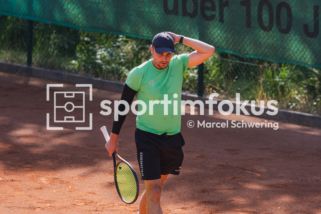 Wuppertaler Tennis-Stadtmeisterschaften | Jan Henri Augustat (Bayer Wuppertal) in einer Spielpause. Herren-Finale der Wuppertaler Tennis-Stadtmeisterschaften, Wuppertal, 09.08.2026. - Realisiert mit Pictrs.com