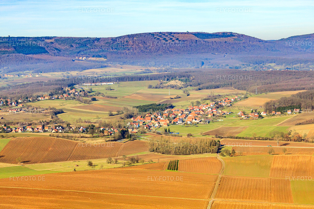 Luftbild: Ortsansicht von Süden in Kutzenhausen im Bundesland Bas-Rhin in Frankreich. – Foto: IMG_37438.jpg vom 07.02.2011 durch Werner Riehm/FLY-FOTO.de – Auflösung des Originals: 4752 x 3168 px