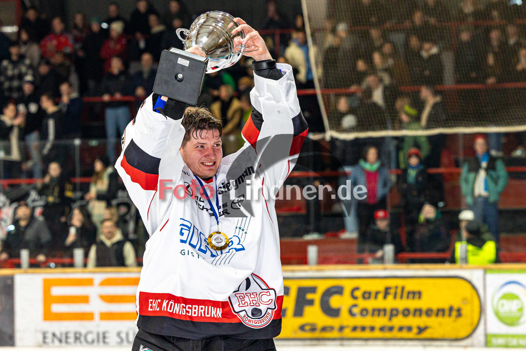 Spiel 3 Finale TSV Peißenberg Miners vs EHC Königsbrunn | Eishockey Bayernliga Playoffs 2023/2024, Spiel 3 Finale TSV Peißenberg Miners vs EHC Königsbrunn, 20240328,
Bayerischer Meister 2024 David BLASCHTA (EHC Goalie 31) Jubelt mit Pokal,
2024-03-28 in Peißenberg (Eisstadion)
31 David BLASCHTA (EHC Goalie 31)
Copyright: WolfgangxLindner foto-lindner.de