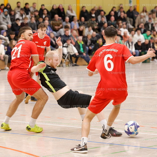Hallenfussball Stadtmeisterschaft | 29.12.2025 Fussball Pfungstädter Stadtmeisterschaft Gruppe 1 FTG Pfungstadt - SV Hahn (3:3) v. li. Alex Corrochano (21 FTG) Niklas Paul (10 Hahn) (Foto: Peter Henrich) - Realisiert mit Pictrs.com