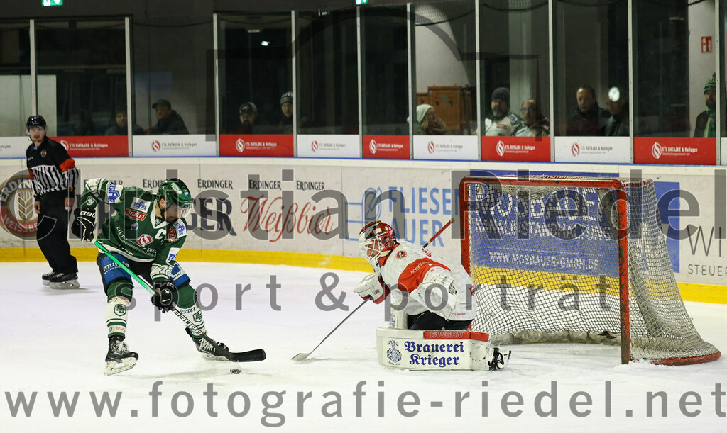 2024-01-12_104_TSV_Erding_gegen_EV_Dingolfing | Erding, Deutschland, 12.01.2024:
Eishockey, Bayernliga Vorrunde 2023 / 2024, 24. Spieltag, TSV Erding gegen EV Dingolfing, Endergebnis: 10:2

Philipp Michl (Erding Gladiators, #77), Dennis Jedrus (EV Dingolfing, #1)

Foto: Christian Riedel / fotografie-riedel.net