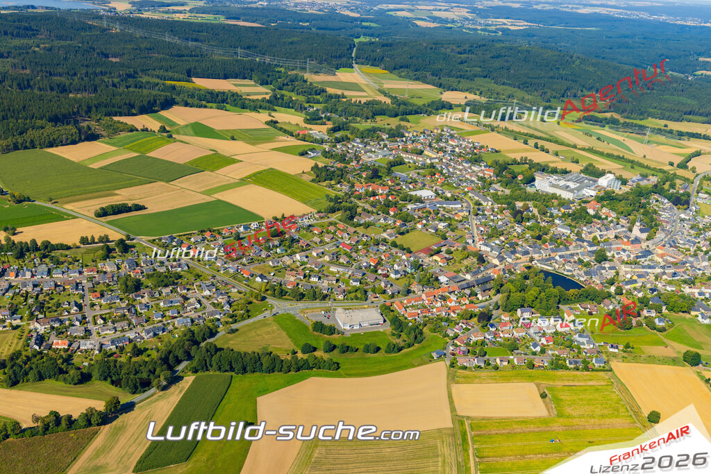Luftaufnahme der Stadt Kirchenlamitz - Die Luftaufnahme wurde 2025 vom UL-Flugzeug heraus erstellt ( keine Drohne ) - Hochauflösende Luftaufnahme - für professionelle Ausdrucke geeignet. Die Geschenkidee !Mit Lizenz und Bildrechte bestellbar