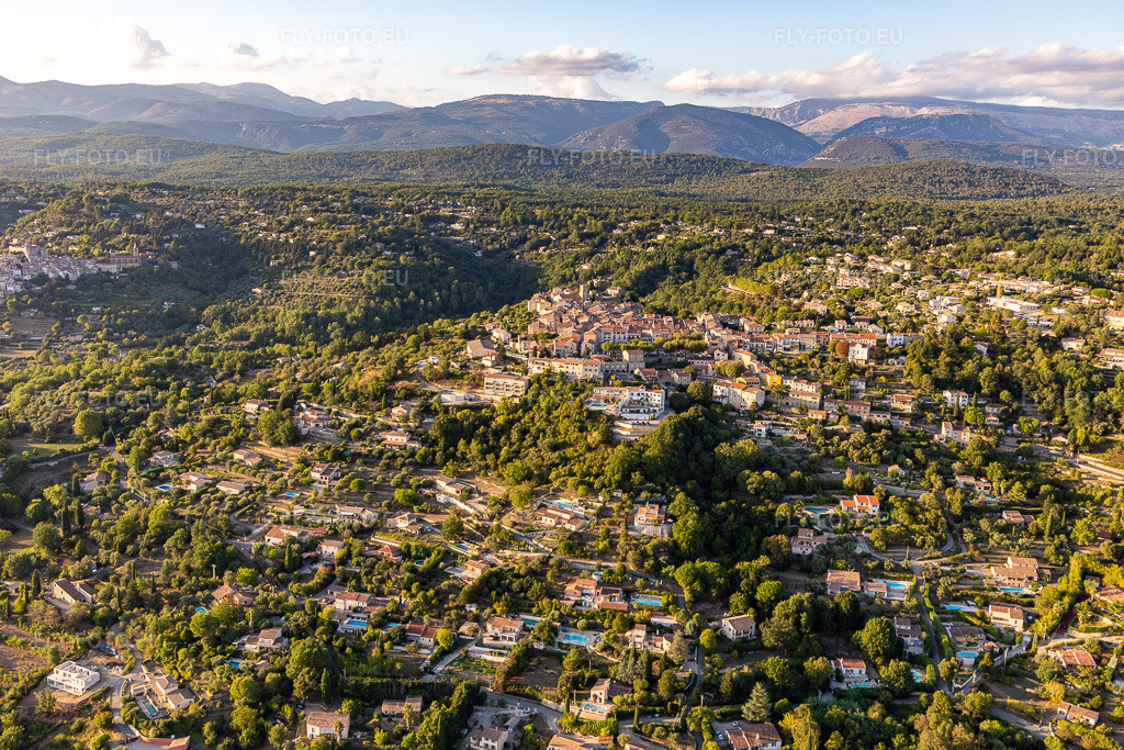 Vue aérienne: Vue de la ville à Callian dans le département Var, France. Photo: IMG_129535.jpg prise le 18/09/2021 par Werner Riehm/FLY-FOTO.eu – Résolution de l'original: 5472 x 3648 px