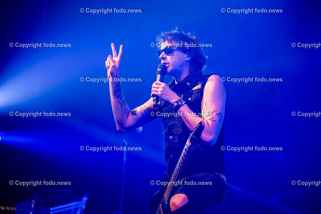 Posthof_ Turbobier_ Konzert_ 15.03.2024-28 | 15.03.2024, Linz, AUT, Posthof, Konzert Turbobier, im Bild Marco Pogo alias Dominik Wlazny (Saenger, Konzepter und Songwriter,  Gitarrist der oesterreichischen Punk-Rock-Band Turbobier, weiters Politiker der Bierpartei, Bezirksrat in Wien Simmering, Praesidentschaftskandidat, Arzt, Mediziner)