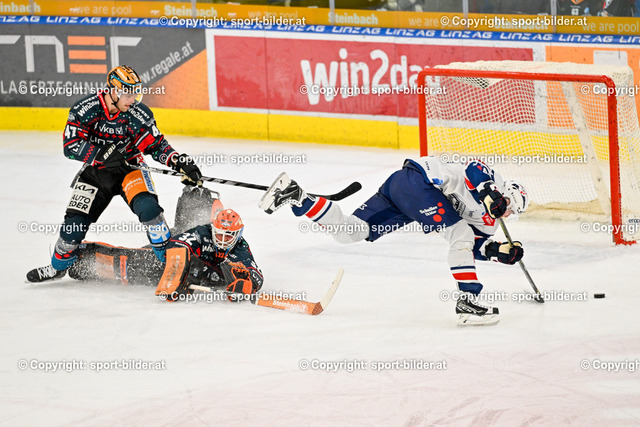 AUT, ICE, Black Wings Linz (AUT) vs Fehervar AV 19 (HUN) | 22.12.2023, Eishalle Linz, AUT, ICE Eishockey Liga, Black Wings Linz (AUT) vs Fehervar AV 19 (HUN), im Bild Rasmus Tirronen (BWL) vs Istvan Bartalis (Fehervar), Logan Roe (BWL)


// ICE win2day Hockey League Match between Black Wings Linz (AUT) vs Fehervar AV 19 (HUN) in Linz, Austria on 2023/12/22