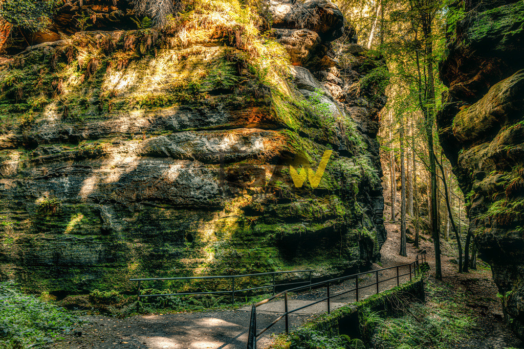 Uralte Elbsandsteinformation am Malerweg-sächsischen Schweiz | Mittig hindurch führt der Malerweg durch die Elbsandsteinfelsen. - Realisiert mit Pictrs.com