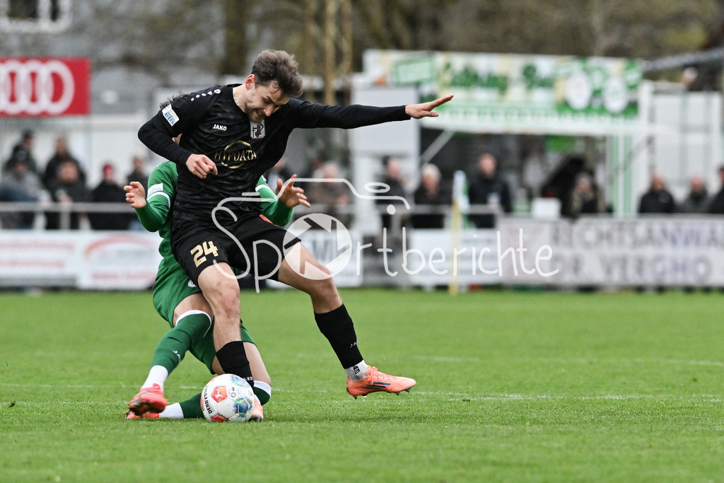 VfB Eichstätt - TSV Schwaben Augsburg | EICHSTÄTT, GERMANY - 14. APRIL: im Duell Pascal SCHITTLER (VFB Eichstätt 32) und Elias HERZIG (TSV Schwaben Augsburg 24) während dem Match zwischen dem VfB Eichstätt und dem TSV Schwaben Augsburg am 19. Spieltag der Regionalliga Bayern im Hirsch Sportpark