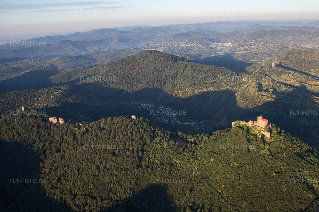Luftbild: Burg Trifels in Annweiler am Trifels im Bundesland Rheinland-Pfalz in Deutschland. Foto: IMG_091602.jpg vom 10.07.2016 durch Werner Riehm/FLY-FOTO.de