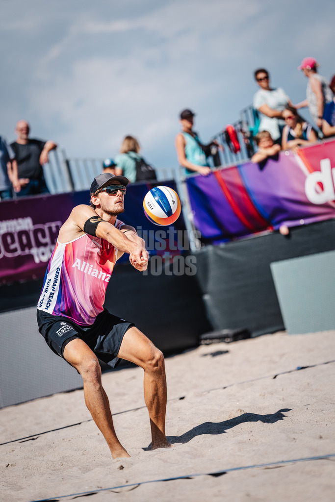 Beachvolleyball | Männer  | Allianz German Beach Tour 2024 | Tourstop Kühlungsborn | 10.08.2024 | Paul Henning spielt den Ball