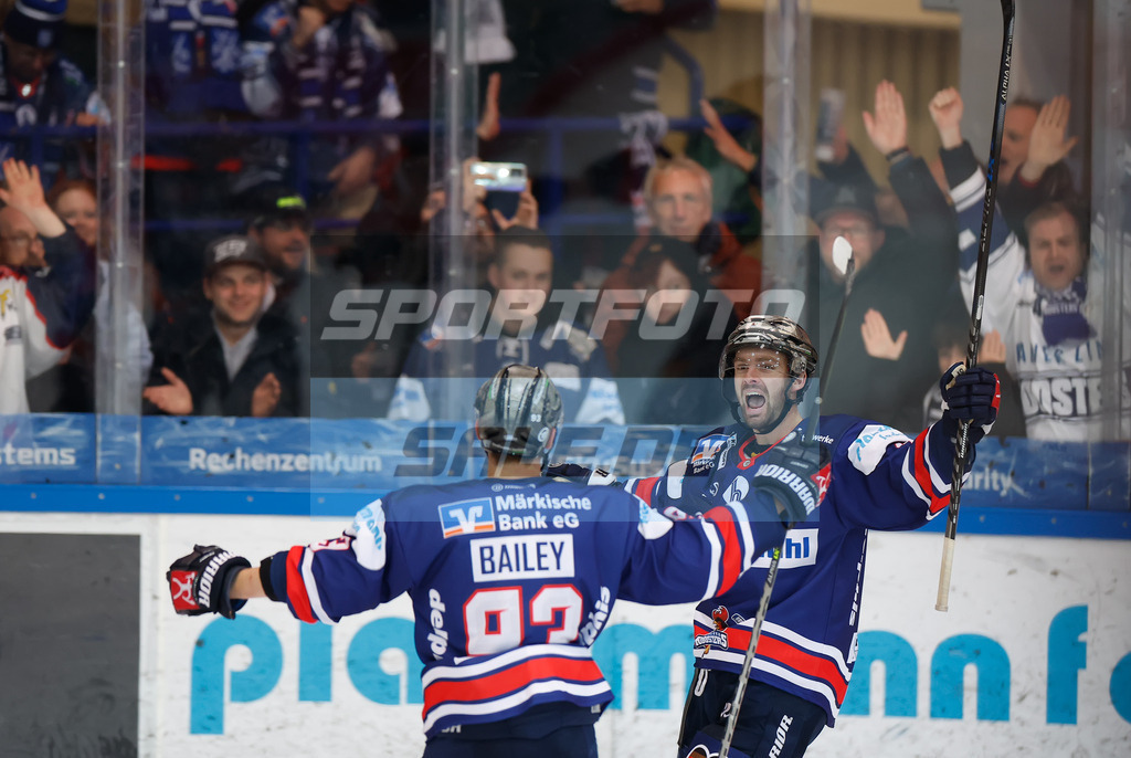 Iserlohn Roosters - Duesseldorfer EG | 
DEL: Iserlohn Roosters - Duesseldorfer EG - Realisiert mit Pictrs.com