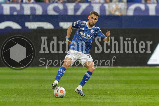 19.04.2026, GER, Fussball, Herren, 2. BL, Saison 2025/2026, FC Schalke 04 - Preußen Münster | Adli Aouchiche (S04) in Aktion am Ball, Einzelaktion 