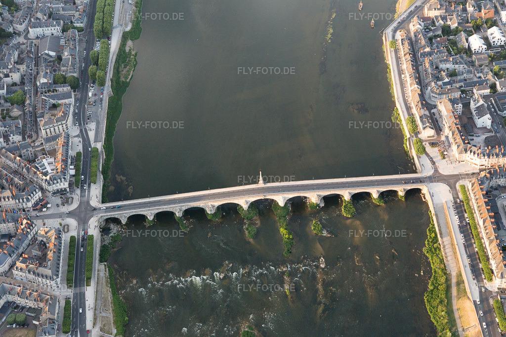 Luftbild: Ortsansicht in Blois im Bundesland Loir-et-Cher in Frankreich. Foto: IMG_101043.jpg vom 23.06.2017 durch Werner Riehm/FLY-FOTO.de