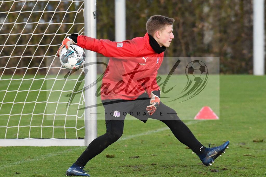 20200121_TRAOSN_0056 | Fußball, Herren: Torhüter Laurenz Beckemeyer (VfL Osnabrück) in Aktion, am Ball, Einzelaktion beim Training des VfL Osnabrück am 21.01.2020 im Sportpark Illoshöhe in Osnabrück, Deutschland.(Foto von Nico Paetzel) - Realisiert mit Pictrs.com