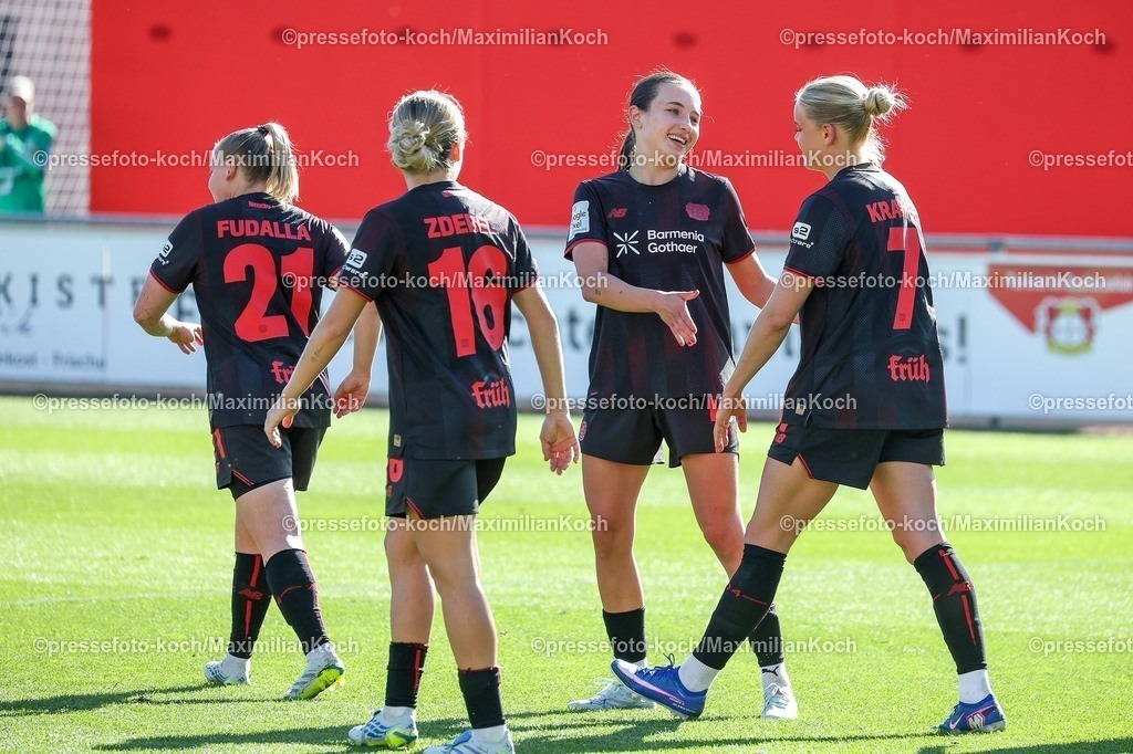 xsscx26042601015 | 26.04.2026, xsscx, Frauen Fussball, Bayer 04 Leverkusen - SC Freiburg, 1. Fussball Bundesliga, 23. Spieltag, Ulrich-Haberland-Stadion, Saison 2025 2026: Torjubel nach dem Tor zum 4:0 durch Torschuetzin Carlotta Wamser (Bayer Leverkusen #37 - dritte von links), mit Sofie Zdebel (Bayer Leverkusen #16), Cornelia Kramer (Bayer Leverkusen #07) DFB regulations prohibit any use of photographs as image sequences and or quasi-video. Photo: xSandraxScherningxPressefotoKochx