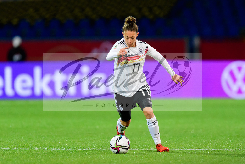 GERTUR20211126_122 | Fussball, Frauen: Felicitas Rauch (Germany) in Aktion, am Ball, Einzelaktion bei dem Spiel der WM-Qualifikation zwischen Deutschland und Tuerkei im Eintracht-Stadion am 26.11.2021 in Braunschweig, Deutschland. - Realisiert mit Pictrs.com