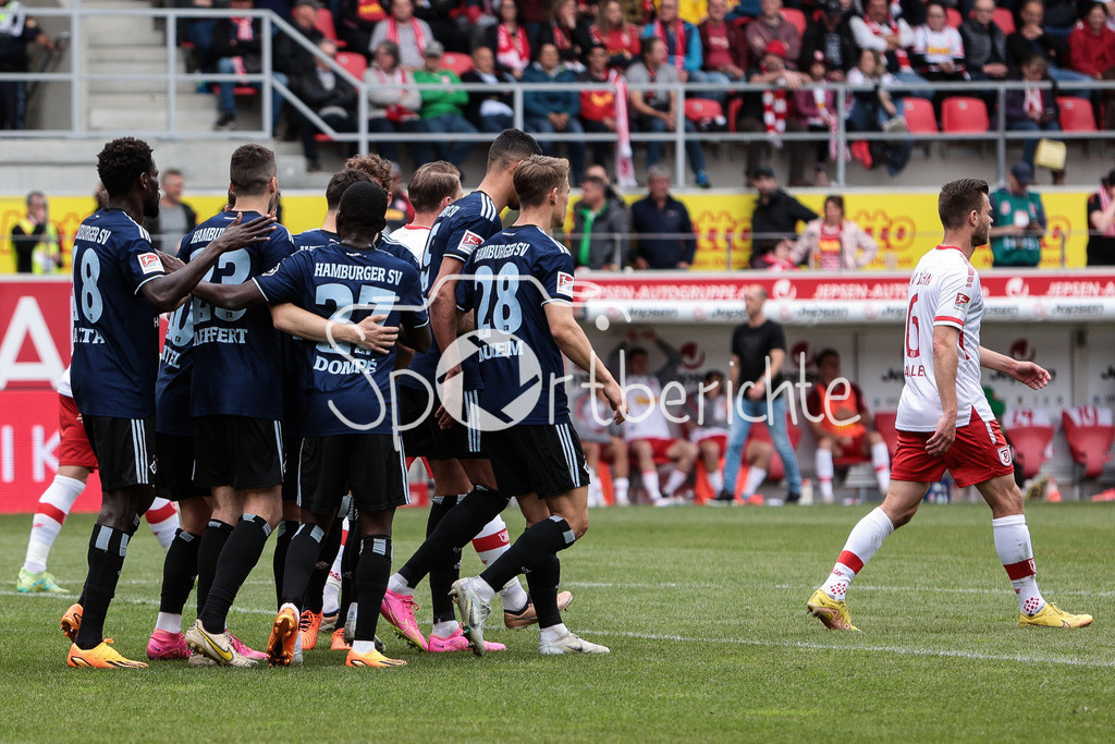 SSV Jahn Regensburg - Hamburger SV | Die Hamburger freuen sich ueber den verwandelten Foulelfmeter zum 0-2 durch Sonny KITTEL (HSV #10) / DFL REGULATIONS PROHIBIT ANY USE OF PHOTOGRAPHS AS IMAGE SEQUENCES AND/OR QUASI-VIDEO