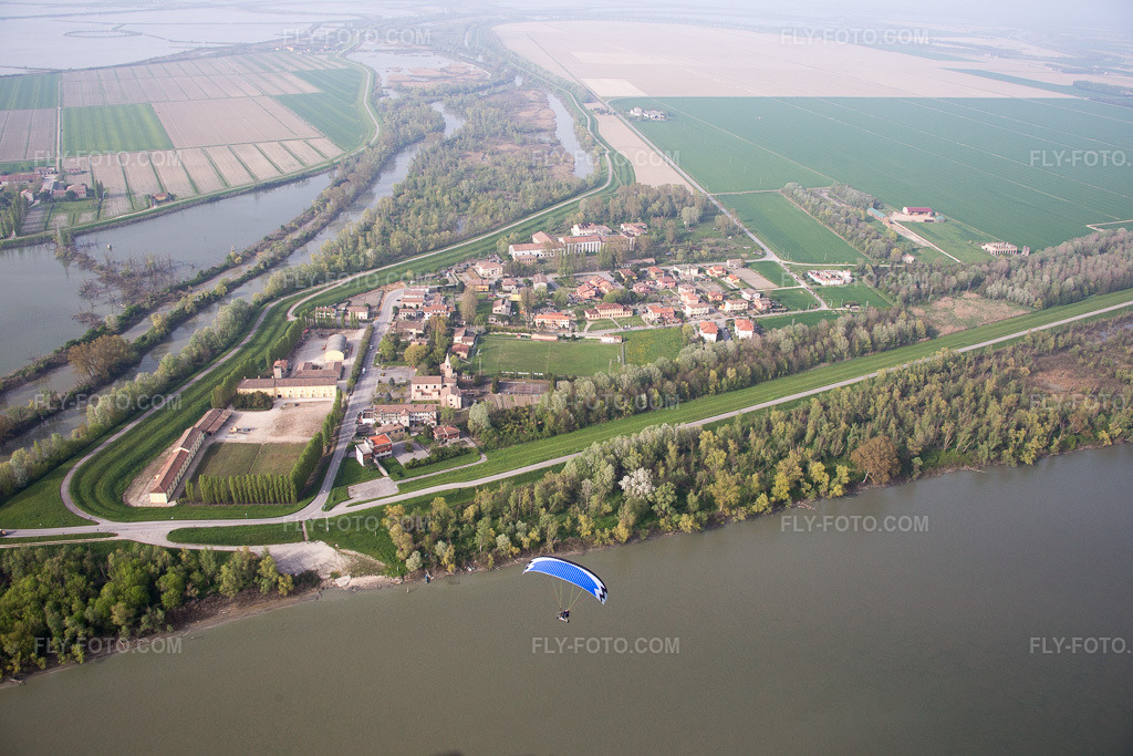 Aerial view: View of the town in Ca' Tiepolo in the state Veneto, Italy. – Photo: IMG_087283.jpg taken on 04/05/2016 by Werner Riehm/FLY-FOTO.com – Resolution of the original: 5472 x 3648 px