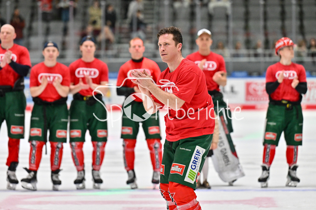 Augsburger Panther - Löwen Frankfurt | Die Spieler des AEV feiern zusammen mit den Fans den Heimsieg gegen Frankfurt / DEL: Augsburger Panther - Löwen Frankfurt, Curt Frenzel Stadiom am 11.10.2024 / T. J. TREVELYAN (Augsburger Panther #24)
