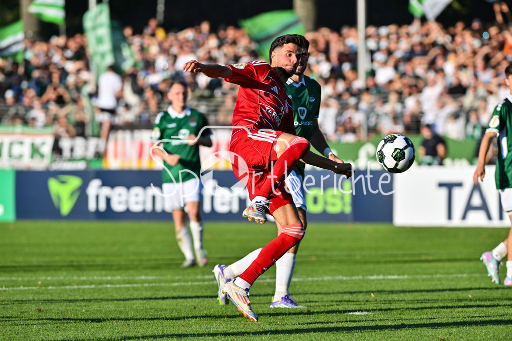 1. FC Schweinfurt 05 - Fortuna Düsseldorf | in dieser Szene komme Anouar El AZZOUZI (Fortuna 8) nicht mehr rechtzeitig an den Ball / DFB-Pokal: 1. FC Schweinfurt 05 - Fortuna Düsseldorf; Riedel-Bau Arena am 18.08.2025