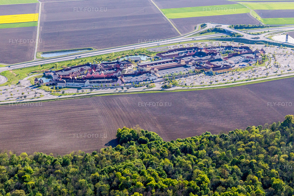 Vue aérienne: Centre commercial Roppenheim The Style Outlets à Roppenheim dans le département Bas Rhin, France. Photo: IMG_099053.jpg prise le 23/04/2017 par Werner Riehm/FLY-FOTO.euRésolution de l'original: 4753 x 3169 px