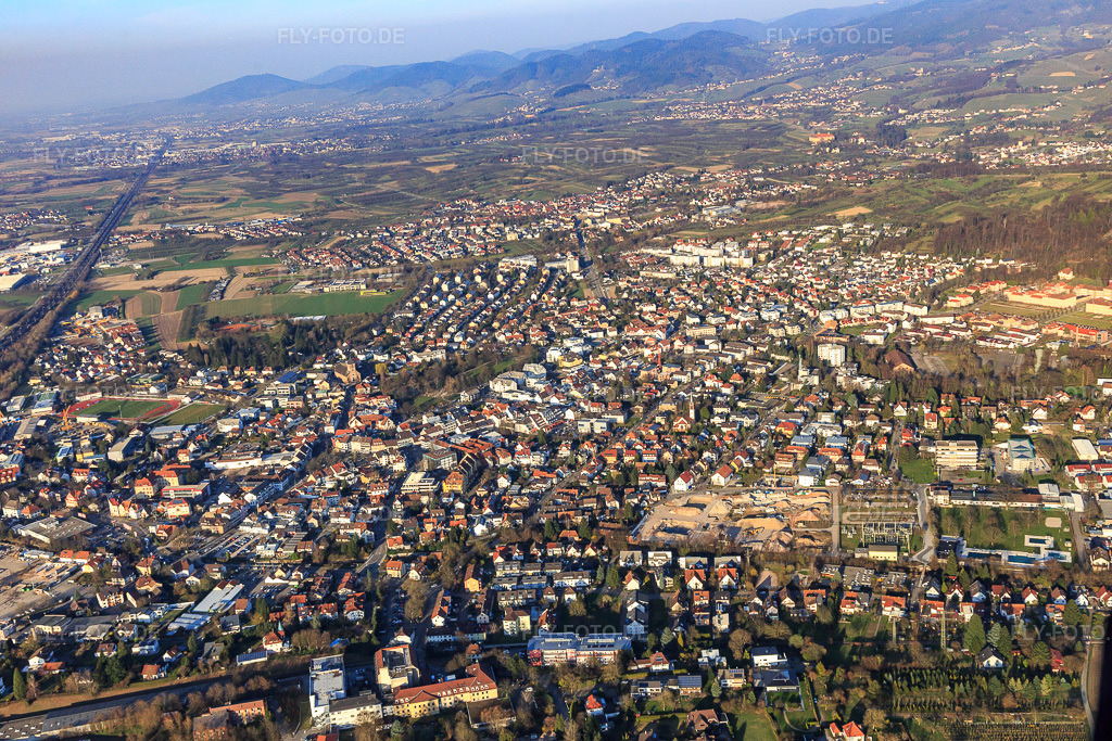 Luftbild: Ortsansicht von Südwesten in Achern im Bundesland Baden-Württemberg in Deutschland. Foto: IMG_097689.jpg vom 16.03.2017 durch Werner Riehm/FLY-FOTO.de