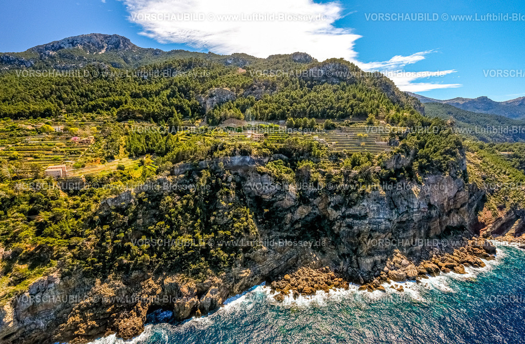 Mallorca230400037Banyalbufar | Luftbild, Terrassenförmige Landschaft, Wohnen und Leben, Felsenküste, Banyalbufar, Balearen, Mallorca, Balearische Inseln, Spanien
