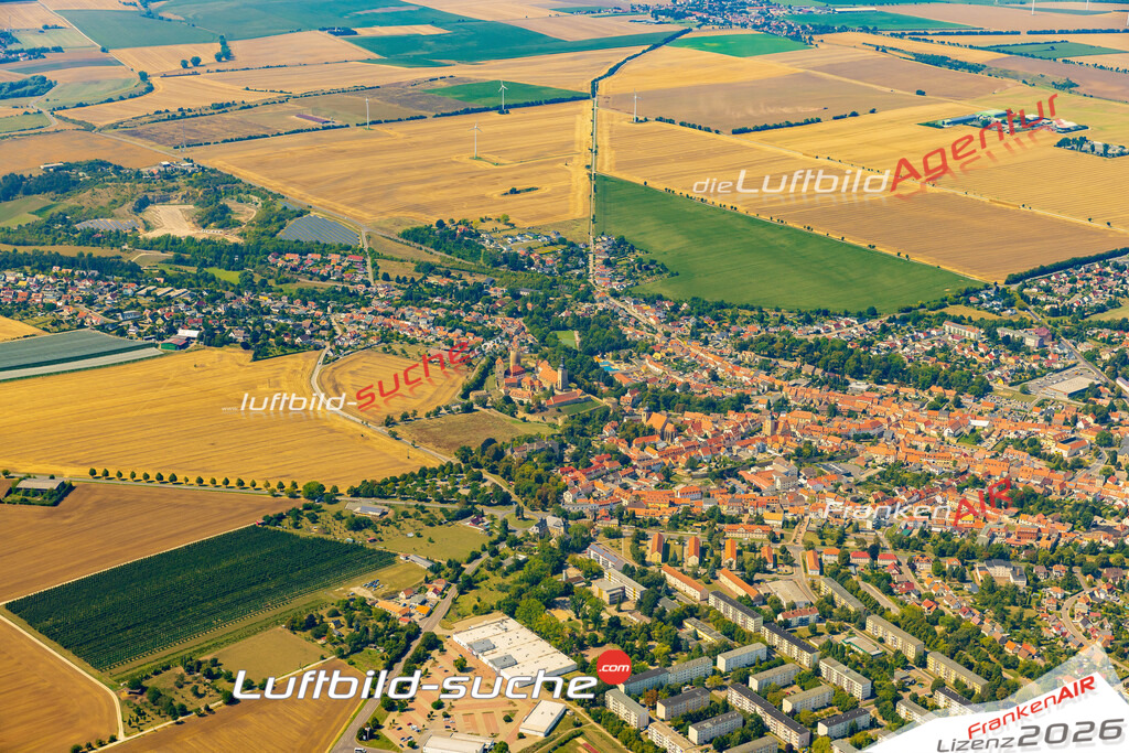 Neue Luftbildaufnahme der Stadt Querfurt - Das Luftbild wurde 2025 vom UL-Flugzeug heraus erstellt ( keine Drohnenaufnahme ) - Hochauflösende Luftaufnahme - für Wandbilder und großformatige Ausdrucke geeignet. Das besondere Geschenk!Hier alle&nbsp;Infos zur Lizenzierung der LuftaufnahmeWir fliegen auch dieses Jahr wieder in Ihre Region um Luftbilder zu erstellen.- Luftbild anfragen