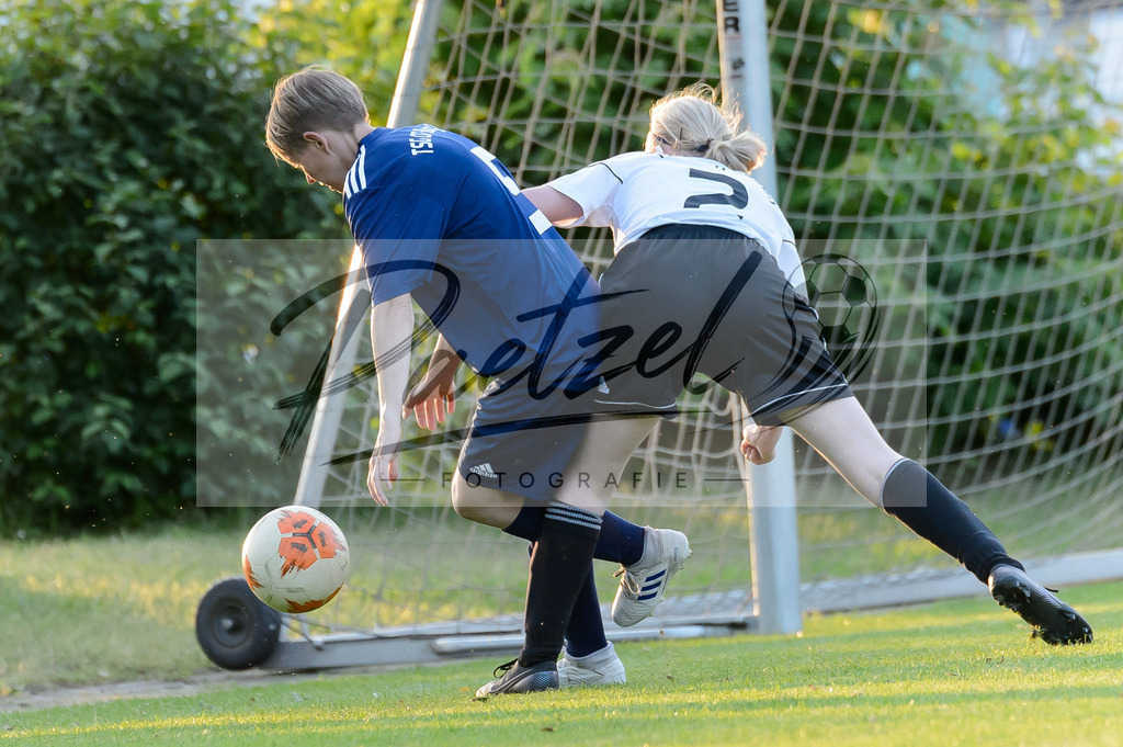GREBES20210719_038 | Fussball, Frauen:   beim Spiel der 1. Kreisklasse zwischen TSG 07 Burg Gretesch IV und TuS Bad Essen im TSG-Sportpark am 19.07.2021 in Osnabrueck, Deutschland. - Realisiert mit Pictrs.com