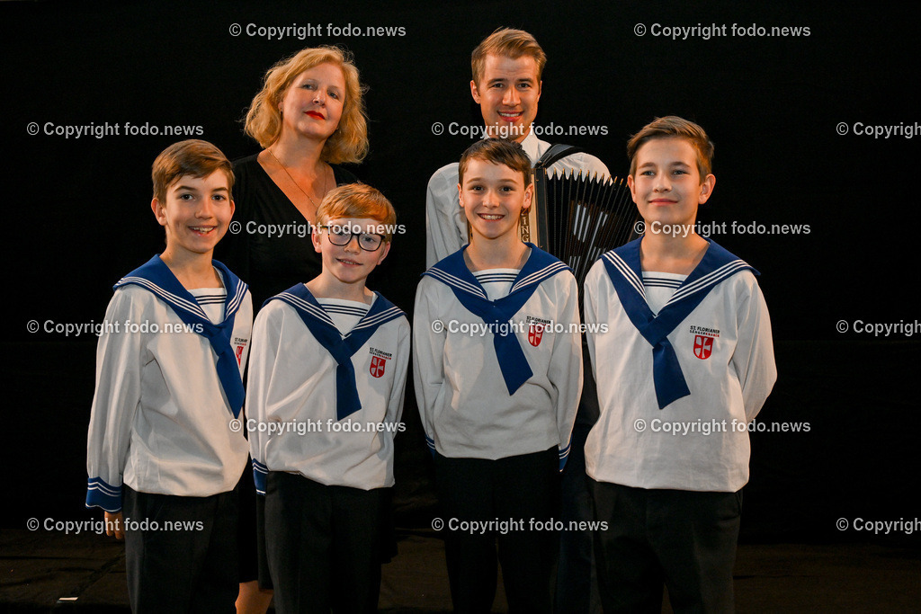 Eroeffnung der Bruckner Ausstellung im Stift St. Florain_ 03.05.2024-2 | 03.05.2024, St. Florian, AUT, Augustiner Chorherrenstift St. Florian, Eroeffnung der Bruckner Ausstellung, im Bild Katharina Hofmann (Schauspielerin), Markus Stumpner (Chorleiter Florianer Saengerknaben), Florianer Saengerknaben