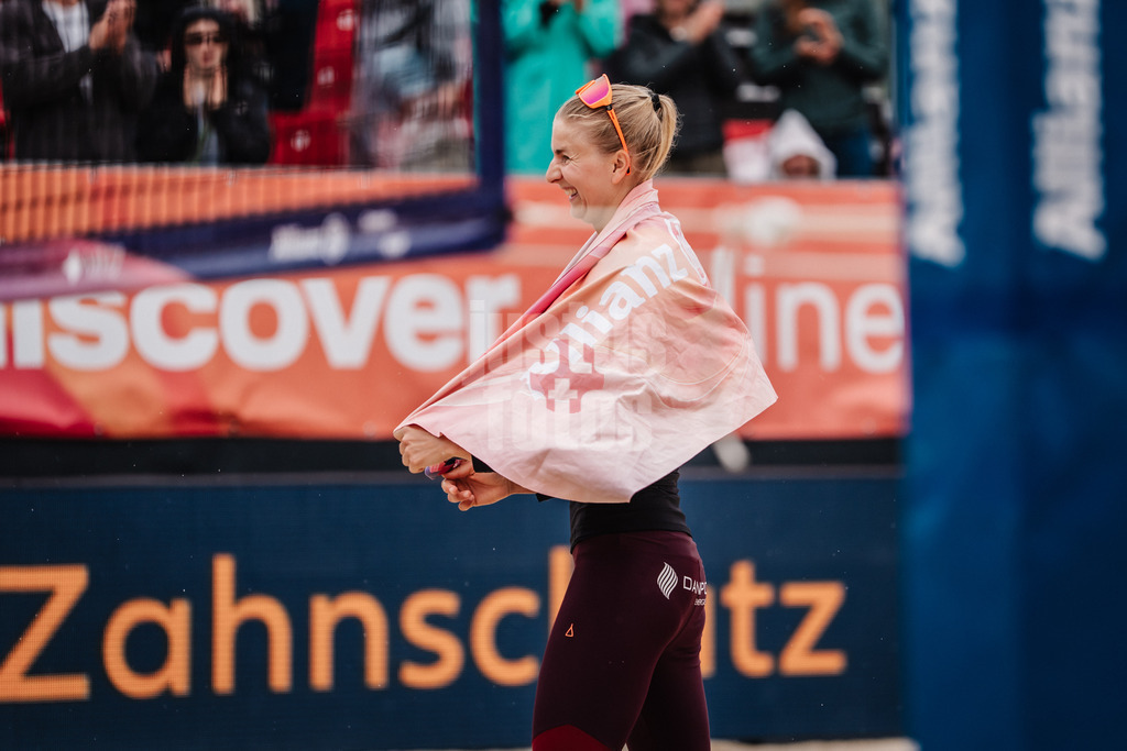 Beachvolleyball | Frauen | Allianz German Beach Tour 2025 | Tourstop Bremen | 15.06.2025 | Nele Barber freut sich